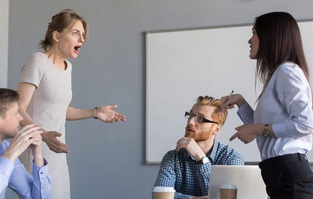 Ako reakcie pozorovateľov vplývajú na udržiavanie sociálnych noriem